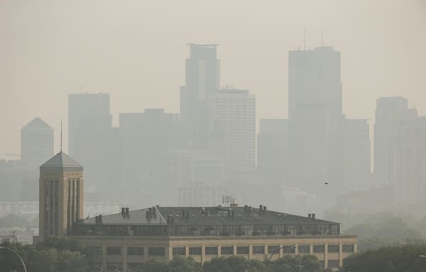 A hazey Minneapolis skyline