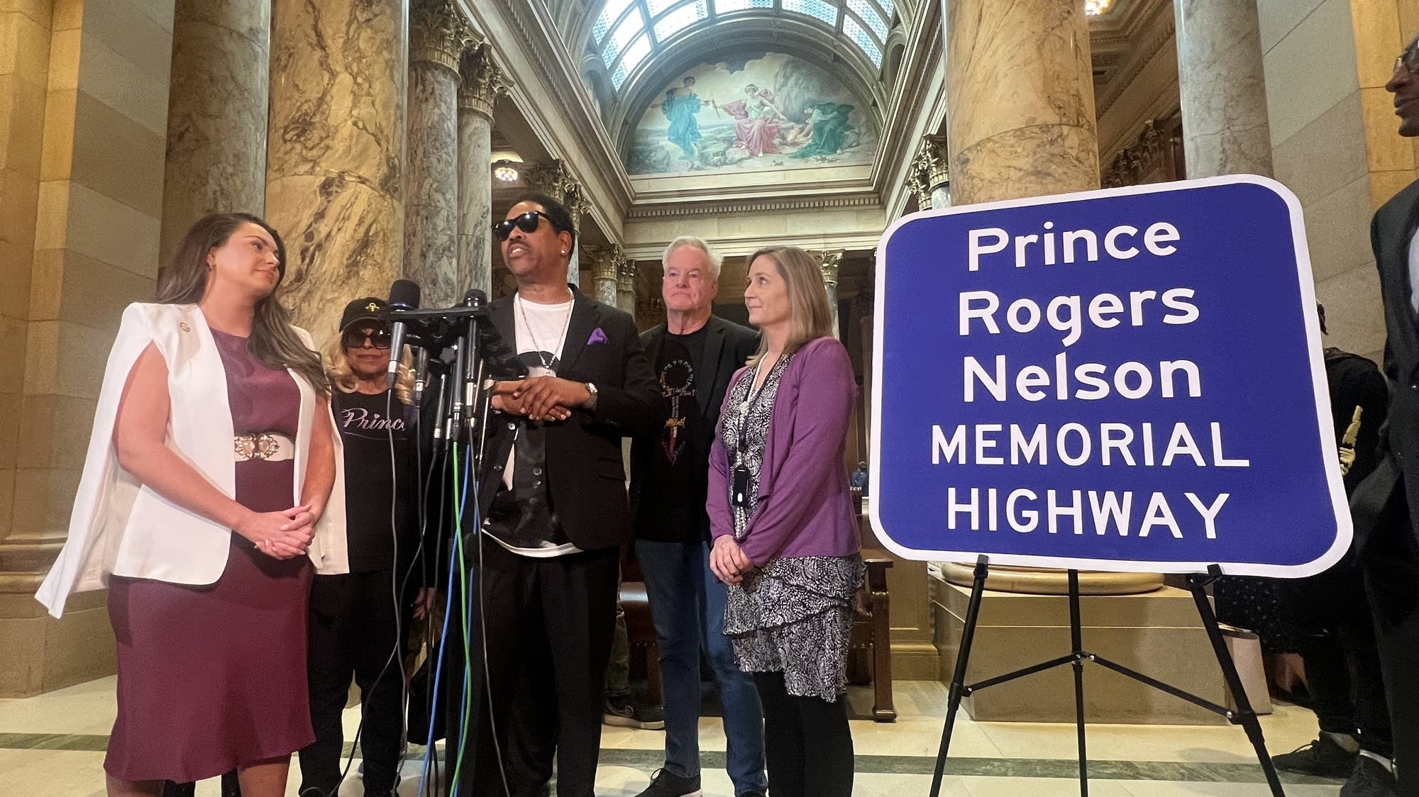 Signs honoring Prince to go up on section of Minnesota highway on Thursday - Vimarsana News