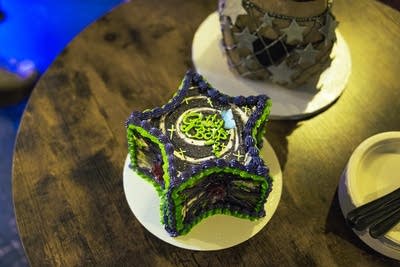 A star-shaped cake decorated with icing that reads, 'Gully Boys'