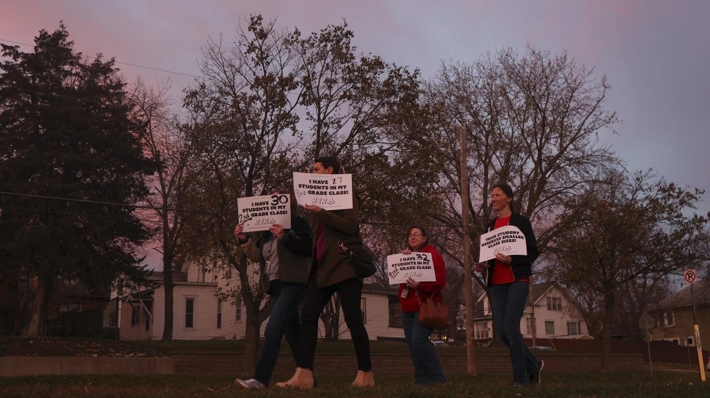 Rochester teachers march for smaller class sizes - Vimarsana News
