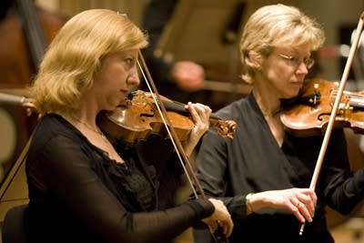 Violinists Leslie Shank and Elsa Nilsson