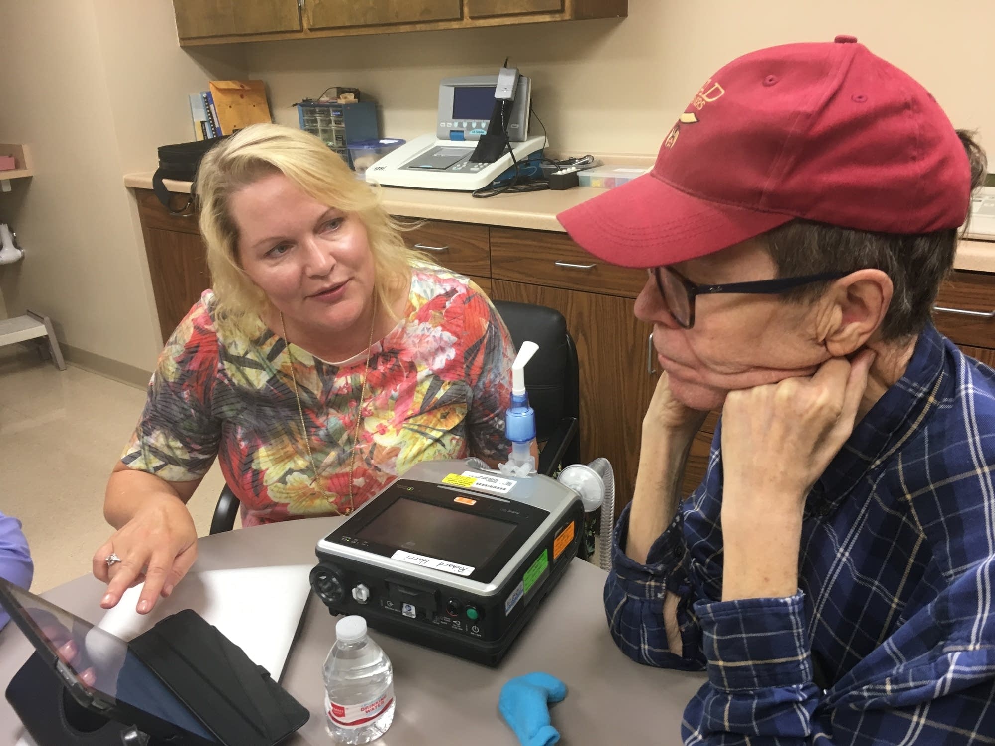 Jolene Hyppa-Martin shows Richard Harri how to record messages.