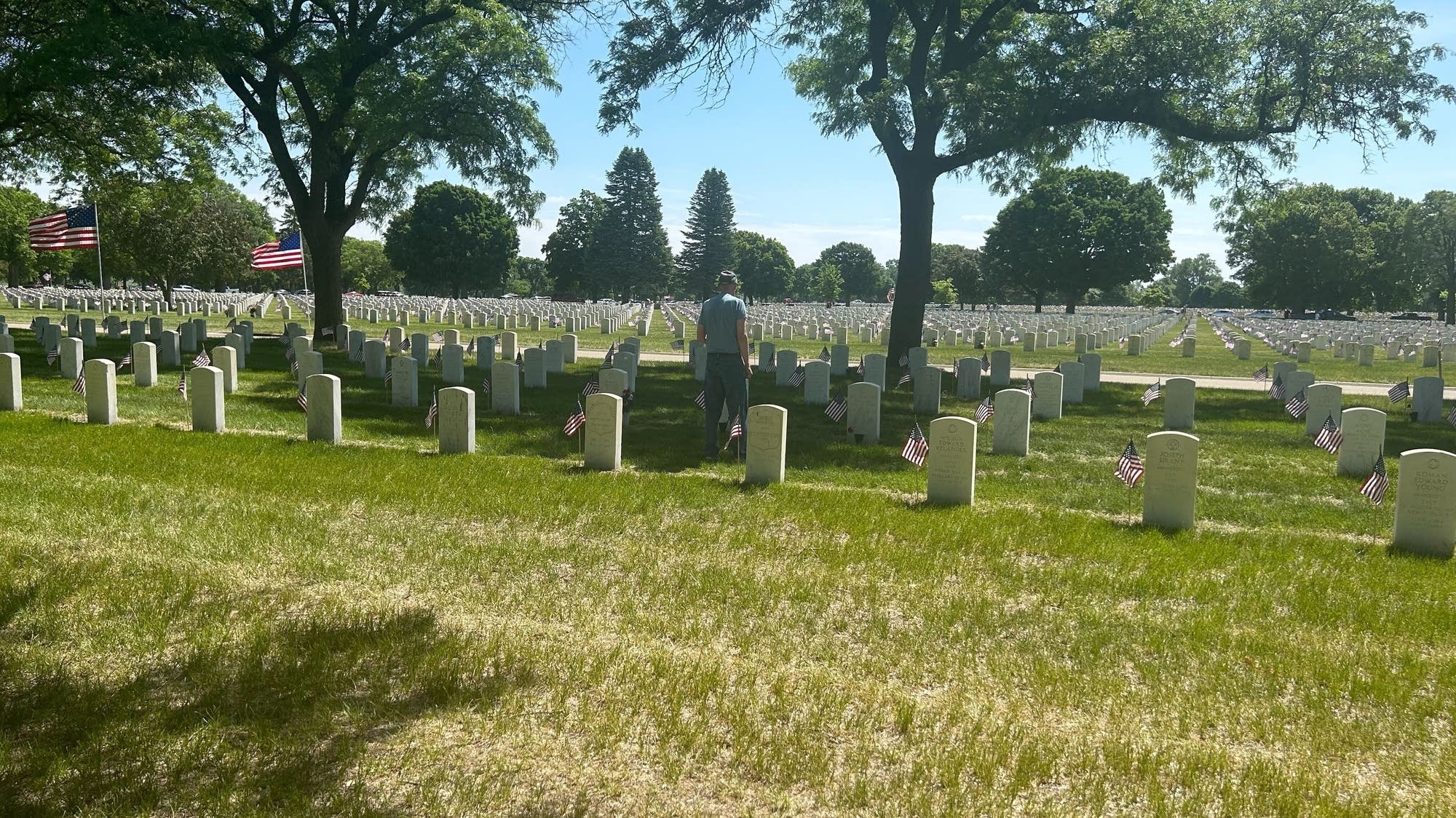 Generations of Minnesotans remember sacrifice of service members at Fort Snelling National Cemetery - Vimarsana News