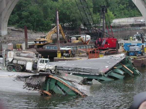 Three investigations search for cause of I-35W bridge collapse