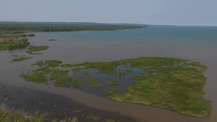 Video of a large lake from above.