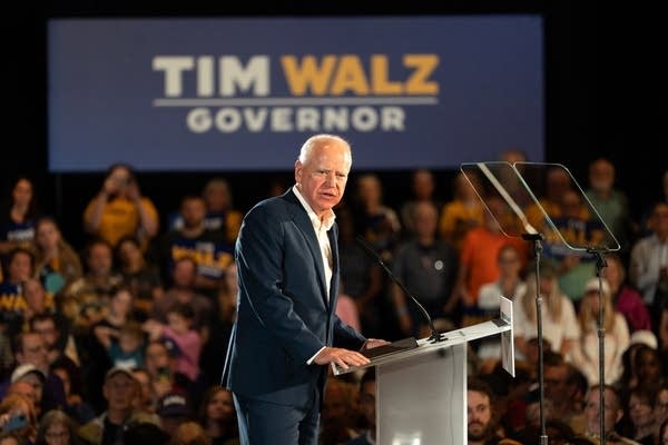 walz speaking podium3
