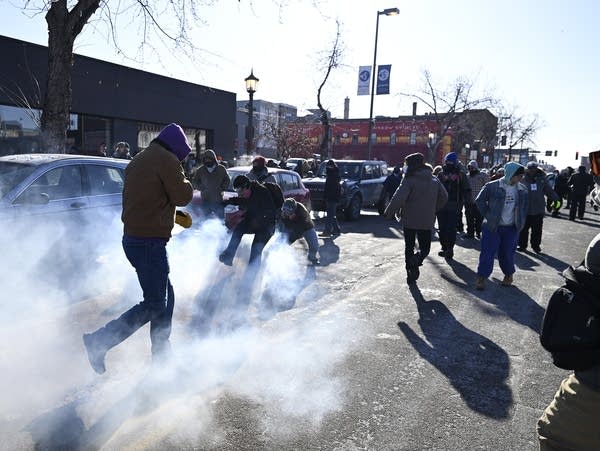 Protesters flee as federal agents fire tear gas 