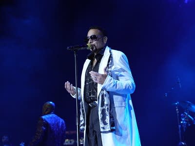 Morris Day sings into a microphone.