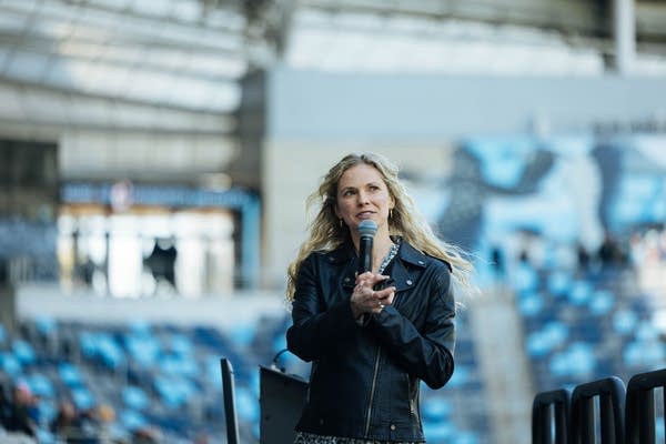 Jessie Diggins speaks at Allianz