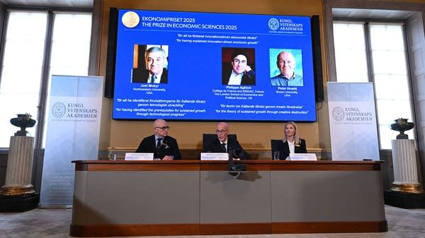 Above, the announcement of the winners of the Nobel prize in economics on Monday.