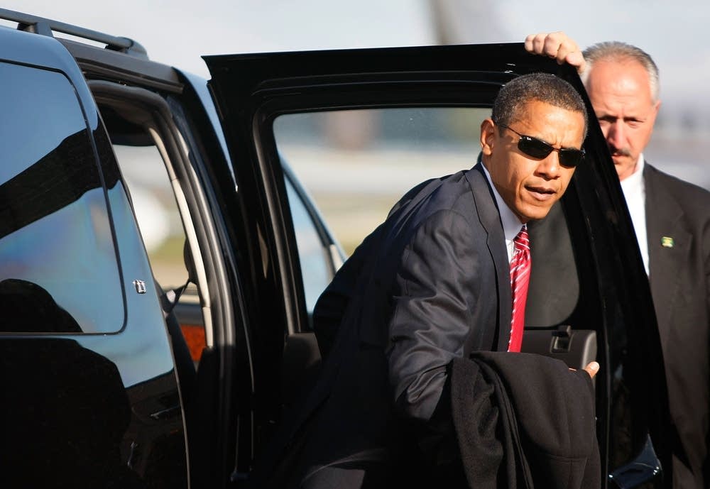 Barack Obama arrives to board his plane