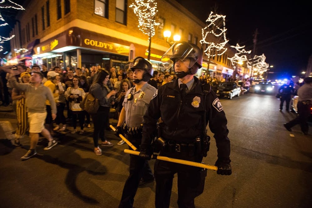 Mpls. police move toward a Dinkytown crowd