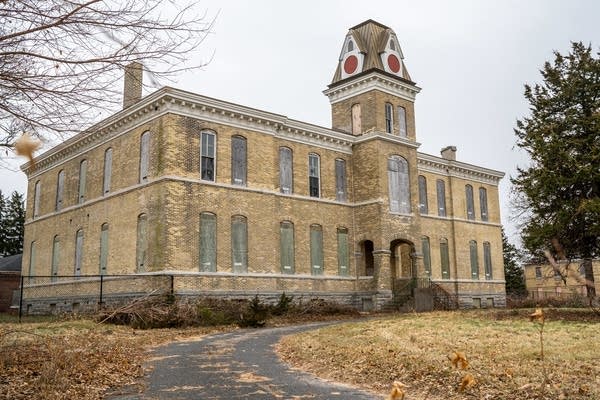 A historic building sits unoccupied at Fort Snelling's upper post site.