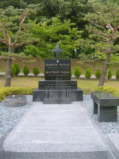 Suzuki's grave