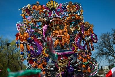 A participant carries a Torito de Palate float 