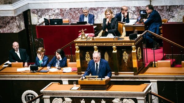 France's financial crisis pushes its government to the brink