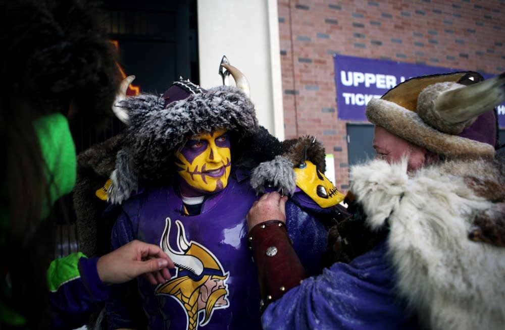 Fans wait for Vikings vs. Bears at TCF Bank Stadium