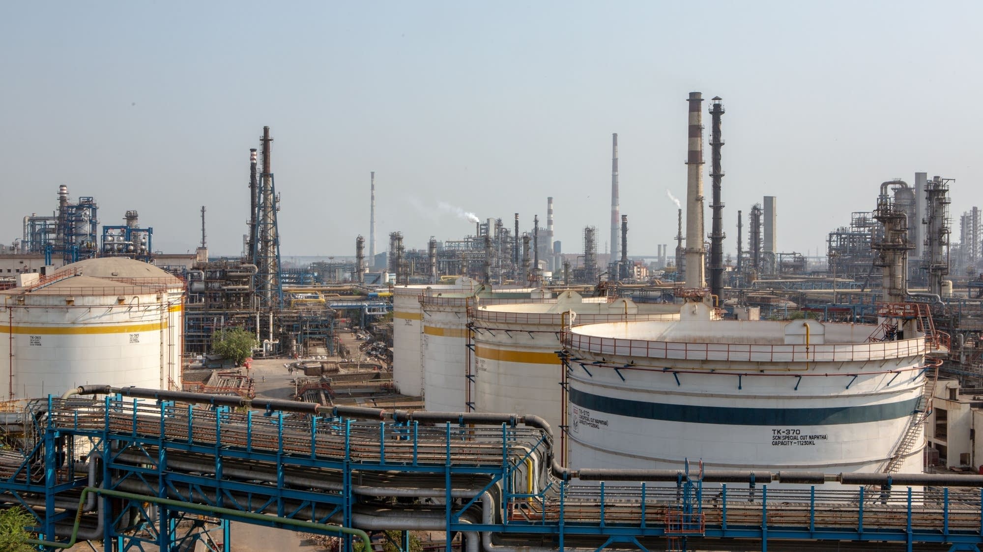Refined oil prices face more pressure than crude, and consumers will pay the price
