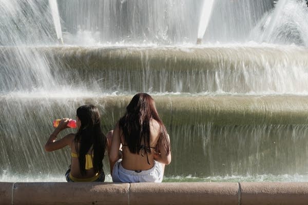 How to stay cool in the heat wave hitting parts of the U.S. — even without air conditioning 