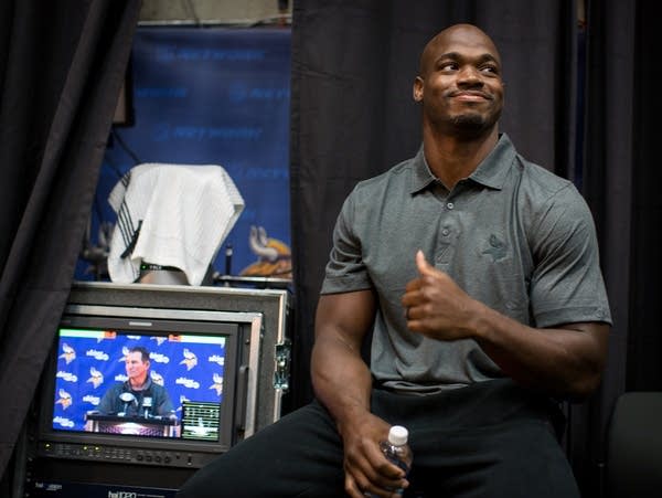 Vikings, Peterson reach deal to keep him playing in Minnesota