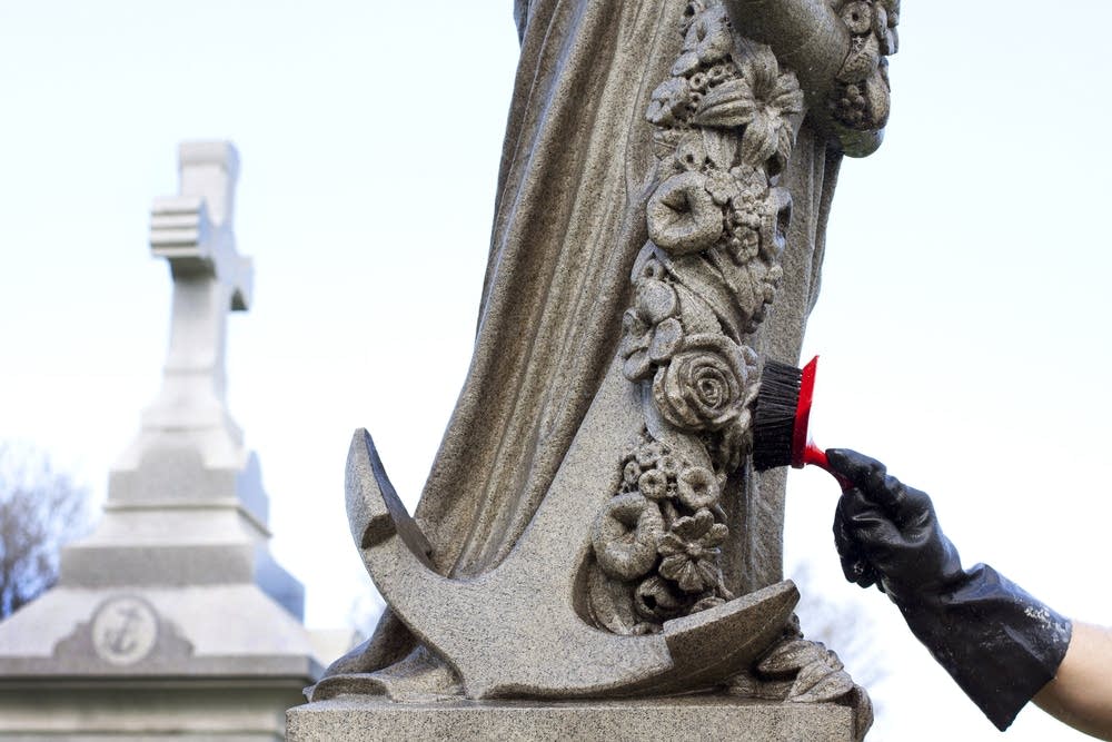 Grave grooming