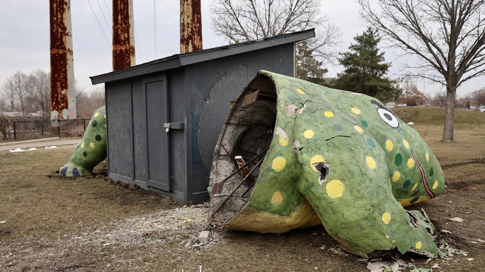 Northeast Minneapolis lizard sculpture smashed in car crash | MPR News