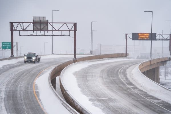 Blizzard drops more than 2 feet of snow on North Shore; challenging commute in Twin Cities 
