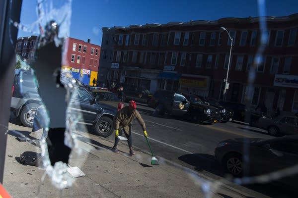 APTOPIX Suspect Dies Baltimore