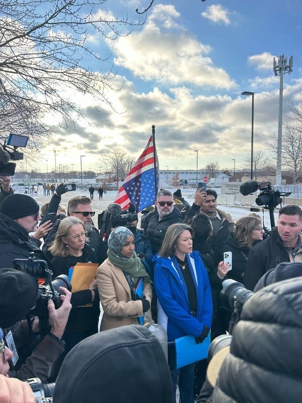 Congress members meet with officials