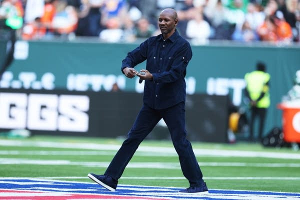 531501-20251013-broncos-jets-football-600 British rapper Giggs takes center stage as the NFL packs international matches with halftime shows