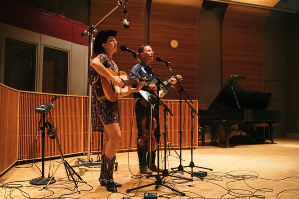The Yellow-Bellied Sapsuckers --nNikki Grossman and Joe Hart -- perform at Radio Heartland.