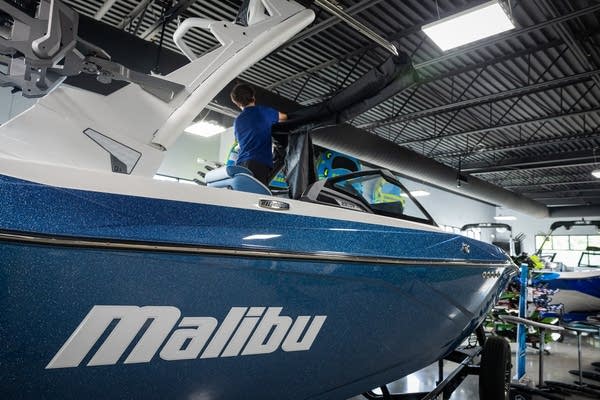 991d8d-20250722-wakesurfing-lakes-03-600 The study raises questions about Minnesota and Wikorfing Lakes