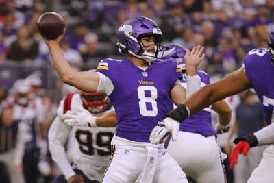 minnesota vikings play football