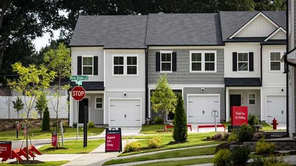 Mortgage rates climb, sidelining homebuyers