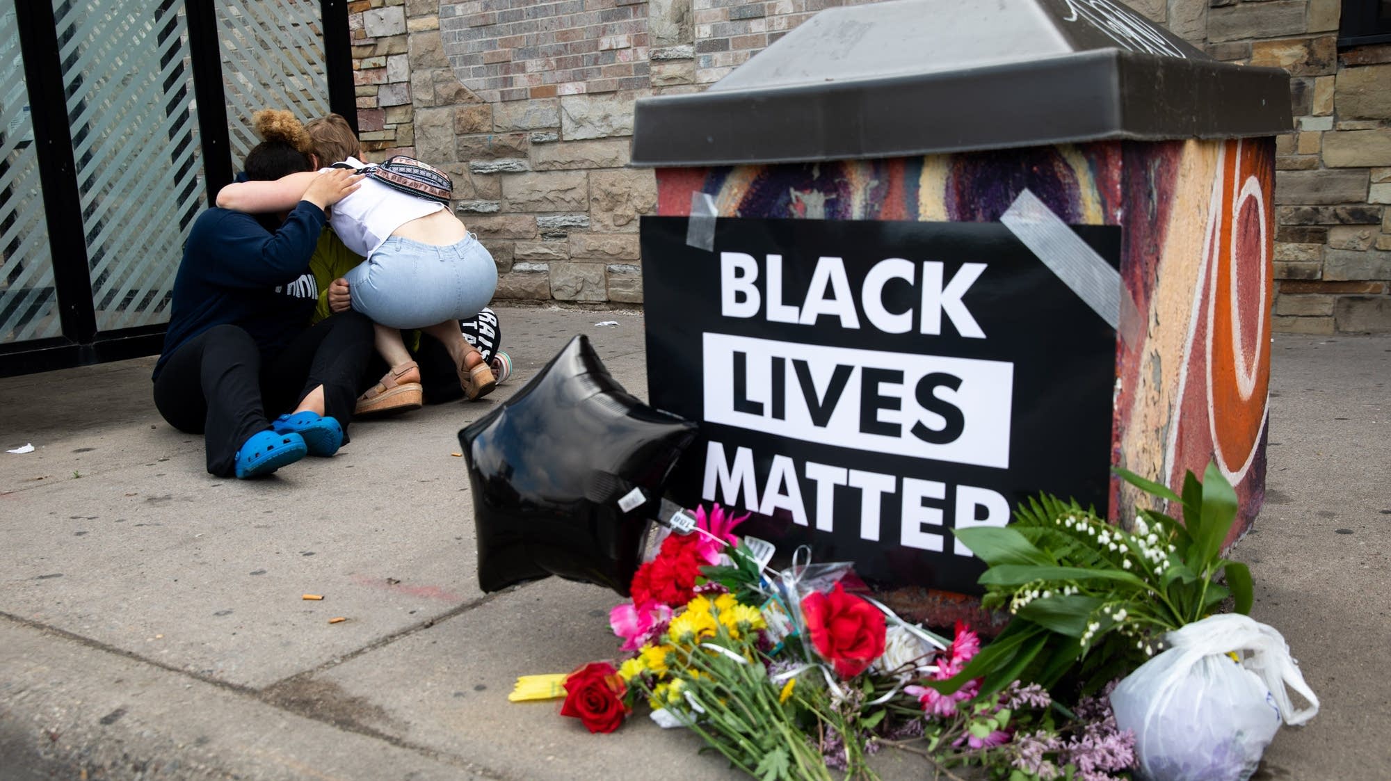 Man dies in Minneapolis police custody; 4 cops fired; Walz wants