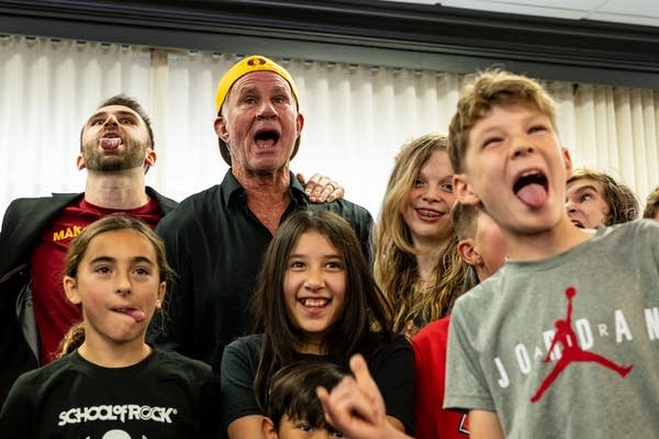 Red Hot Chili Peppers’ Chad Smith wants to ’give it away, give it away’ now for music