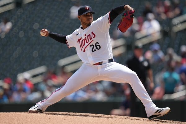 White Sox avoid a sweep by beating the Twins 8-0