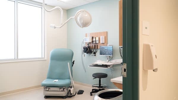 A view of an medical examination room.