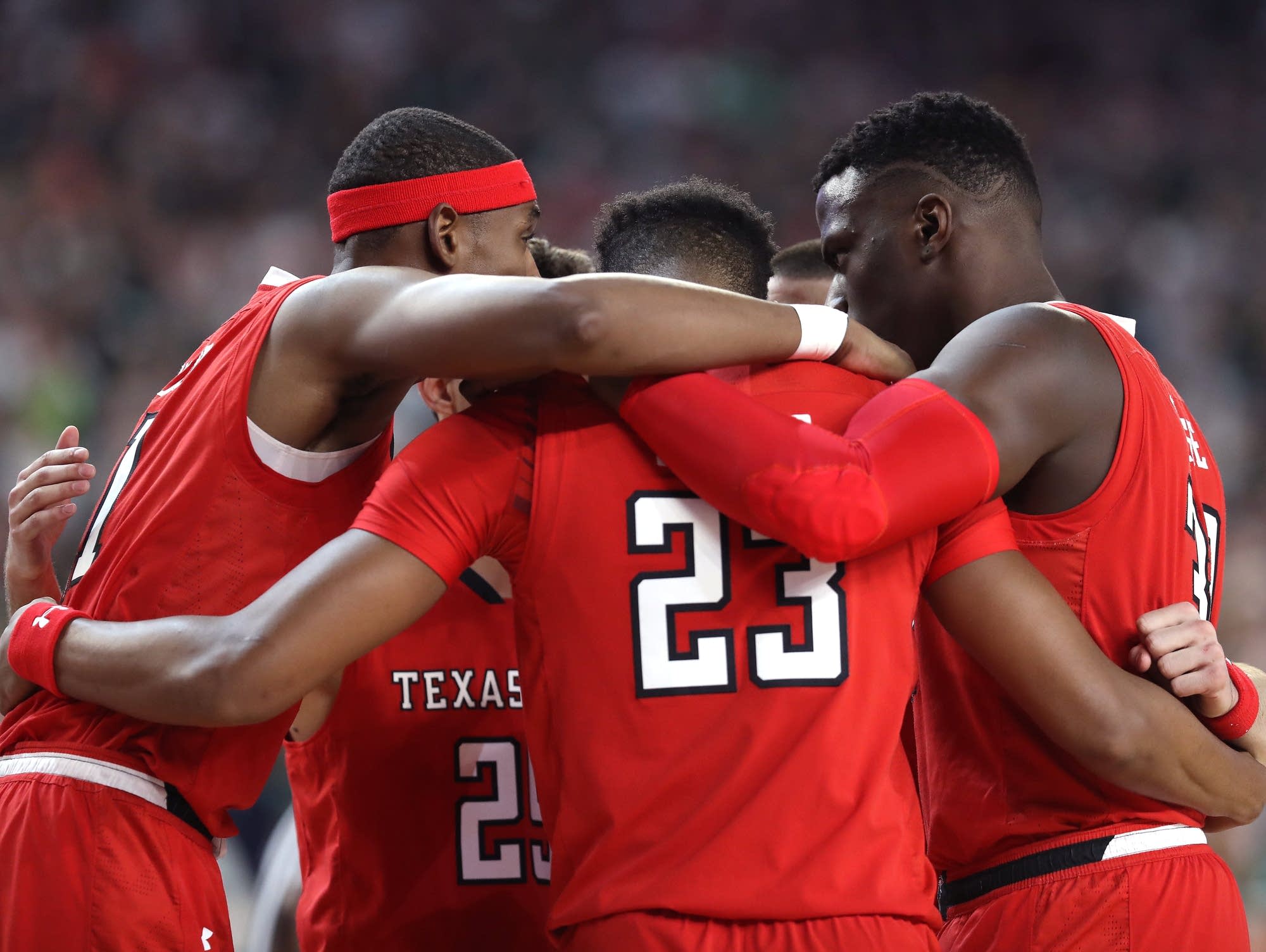 Texas Tech players huddle