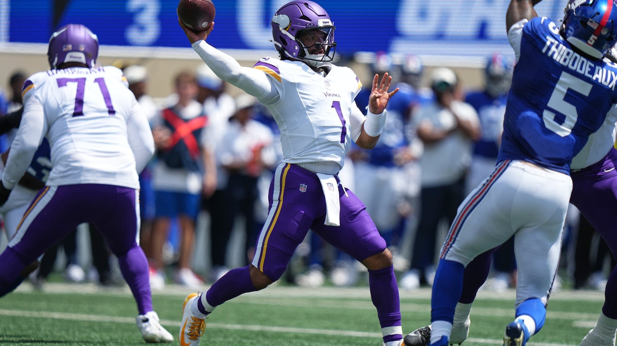 Murray debuts as Minnesota's starting QB and Dart throws for a TD as Vikings beat Giants 13-10