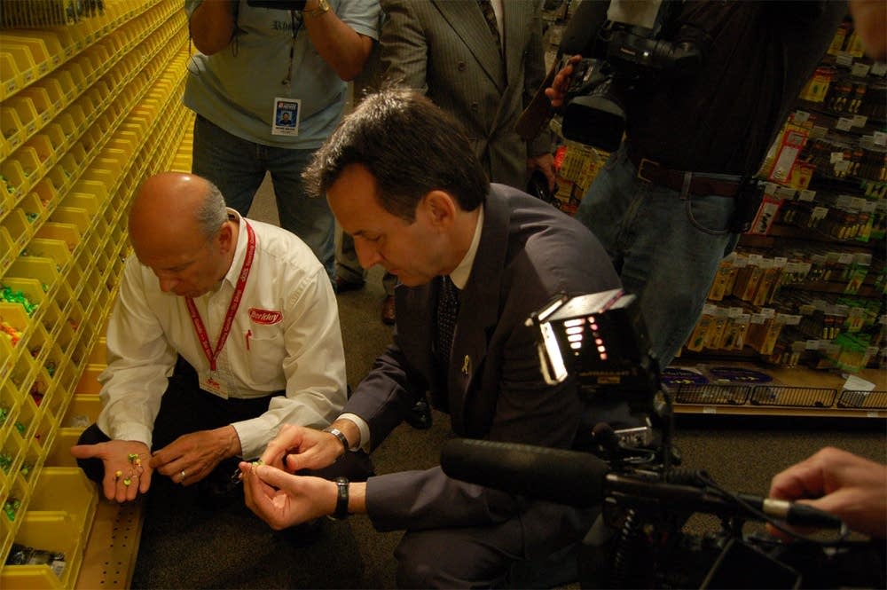 Pawlenty checks out some gear