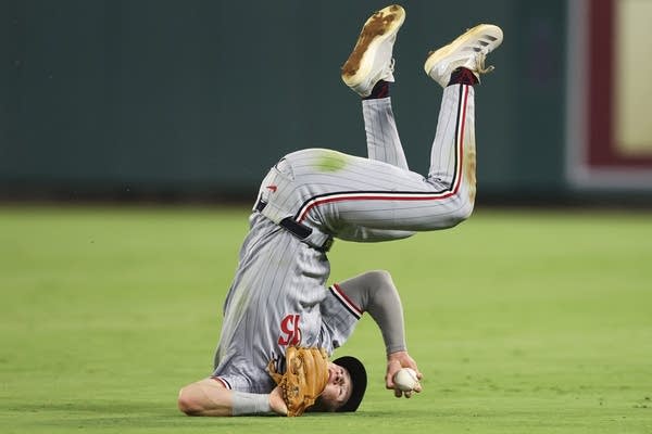 Kyle Hendricks throws 7 shutout innings and Angels score 12 two-out runs in 12-2 win over Twins