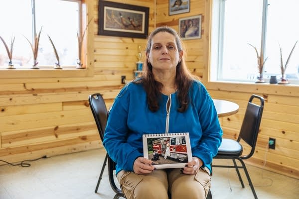 Julie Riggs holds a photo from her wedding to Ryan Riggs