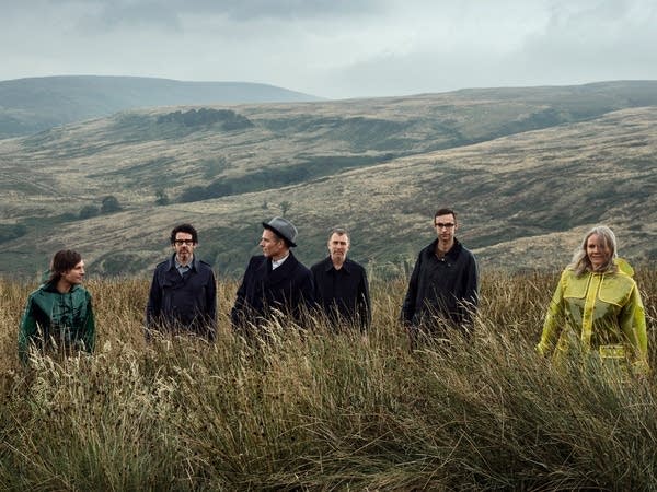 Belle and Sebastian, L to R: Bobby Kildea, Stevie Jackson, Stuart Murdoch, Richard Colburn, Chris Geddes and Sarah Martin.