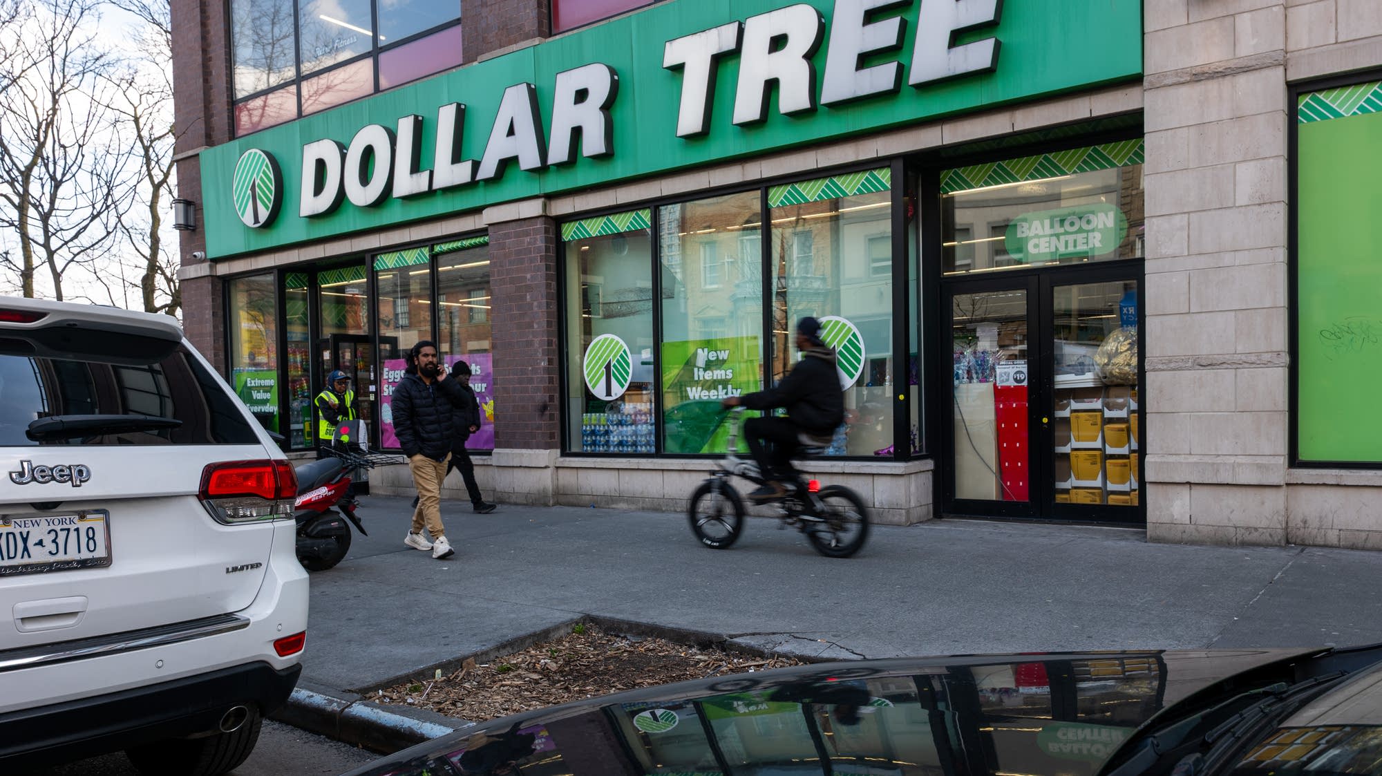 Discount retailers like Dollar Tree are now offering delivery. Is it a good deal...