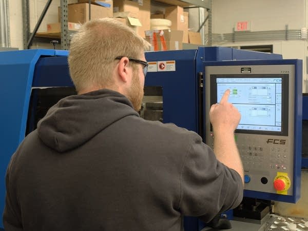 A man using a machine in a laboratory