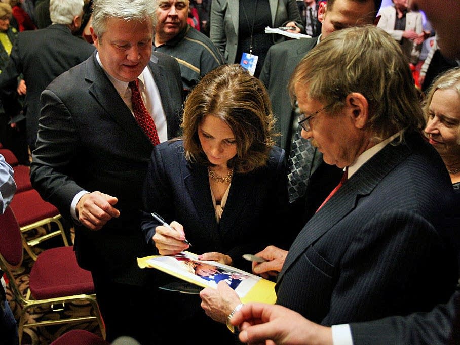Bachmann signs autograph