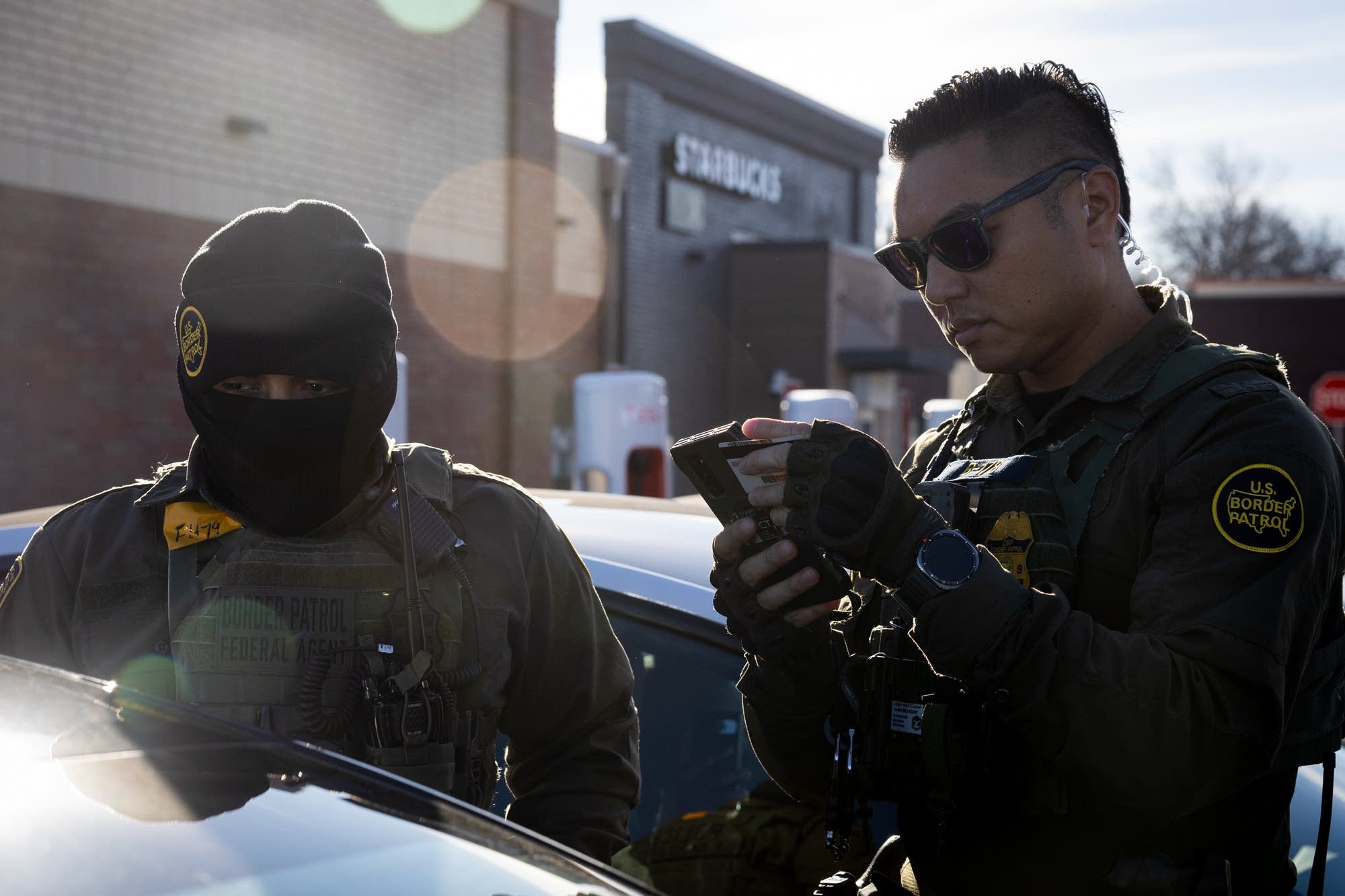 Should you call 911 on ICE? What can local police do, if anything? | MPR  News