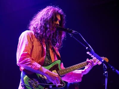 Kurt Vile sings into a microphone.