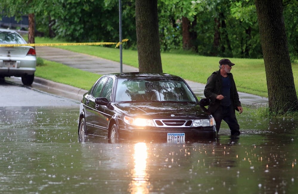Flash floods stalls cars in Twin Cities